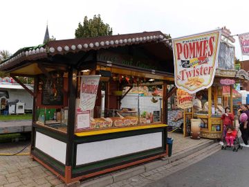 Imbissbude mit vegetarischen Speisen und Pommes