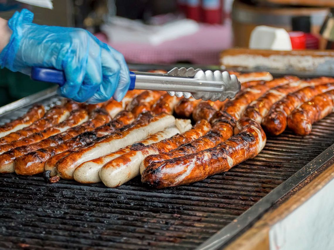 Grillwurst auf Grillrost in einem Imbissstand