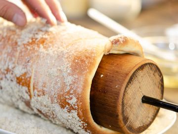 Frischer Baumstriezel auf der Rolle in Zucker gewälzt